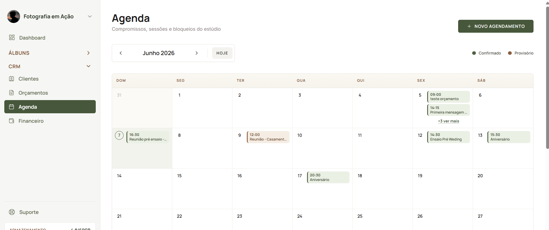 Agenda do CRM em visão de calendário mensal, com sessões confirmadas e provisórias
